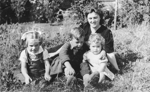 Ormel Moeder met de 3 kinderen 1946