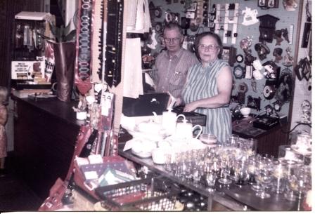 G.J.Kranen en I van de Schoor in hun winkel mei 1984
