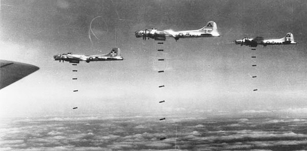 Foto 3 vliegende bommenwerpers 