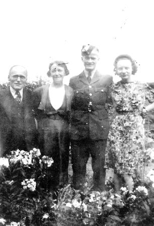 01 Sgt. R.S. Meachen met ouders Norman en Elizabeth en vrouw Doree 