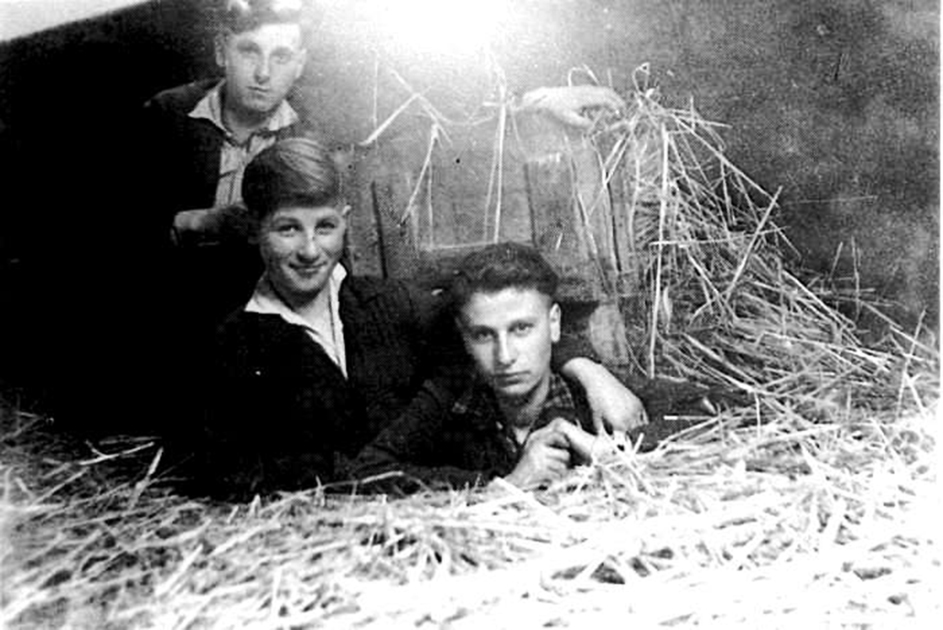 Lichtenvoorde in 1945 Vlnr Jhonny Helmut en Leon Levy 