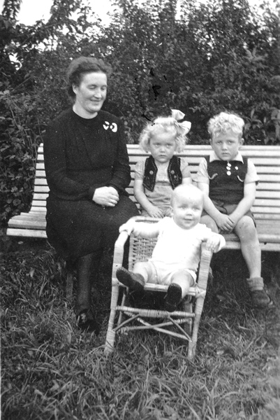 Moeder te Rietstap met Gerrit Aly en Derk geboren 6 juli 1945 1946