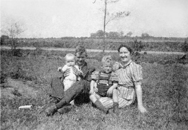 Vader en moeder te Rietstap met Gerrit 1940 en Aly 1943 1944 voor de boerderij