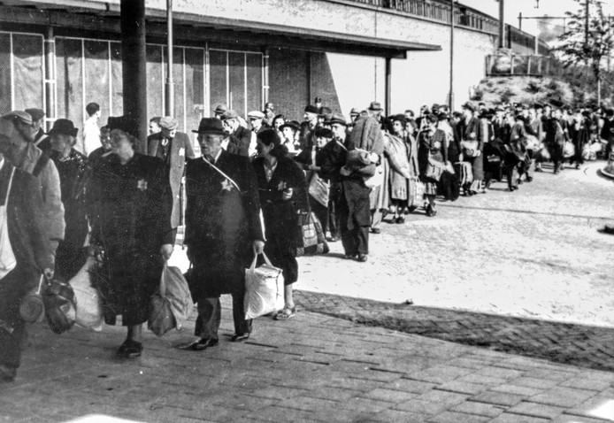 eerste foto van de deportatie joden buiten Amsterdam. 