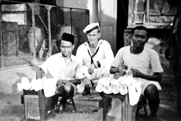 1948 04 14 Batavia Inlanders die pindas verkopen L. Garrretsen