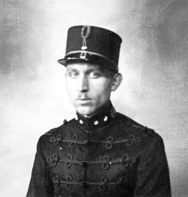 C.A. Kuijpers in uniform met pet 