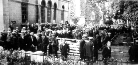 1935 Schapen en varkensmarkt voor de oude school oudzelhem