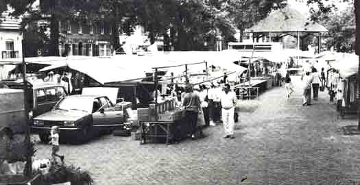 1985 markt op het plein bij de kerkweg cajpg