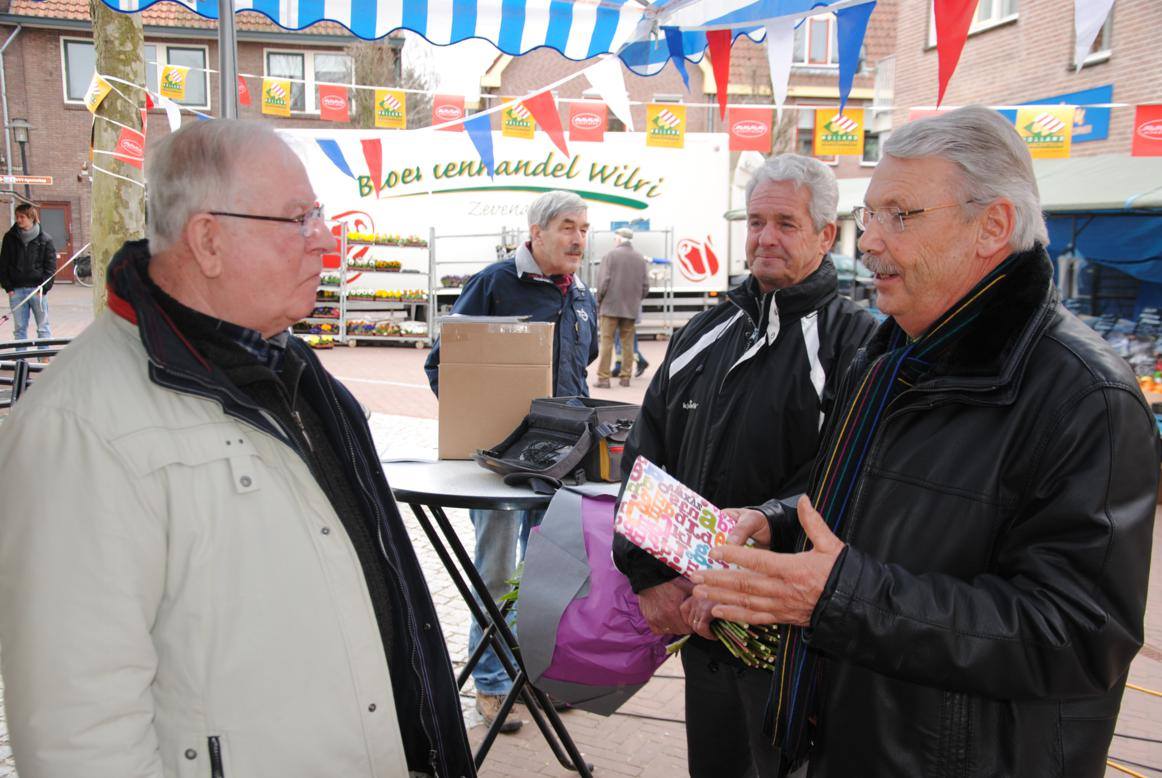 50 jaar vrijdagmiddagmarkt Benhendriksen Jan Dinkelman en foto Janny Veldhorst Diersen
