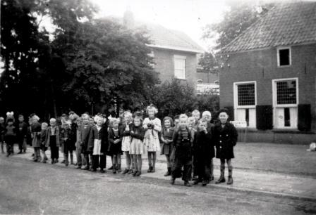 1930 ca. kinderen langs de weg