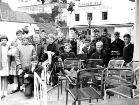 1964 voor de jeugdherberg in Vaalst