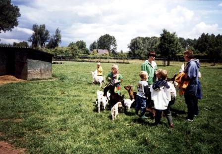 1999 mei gr. 1 2 naar de kinderboerderij in Doetinchem