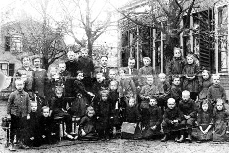 Halle Nijmanschool 1923 kinderen van Dijk met strik 1 