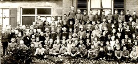 1948 Schoolfoto groot deel links klein 
