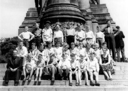1960 schoolreis met Reinsent en R.v. Weelen monument