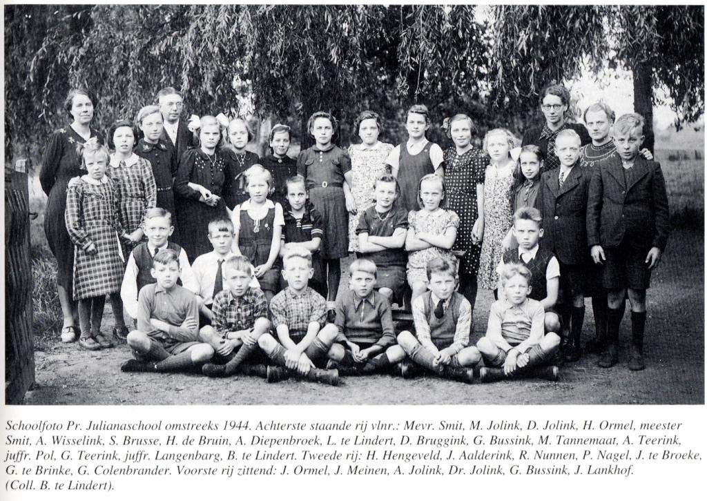 8 1944 schoolfoto juf Pol en Juf Langenbarg 