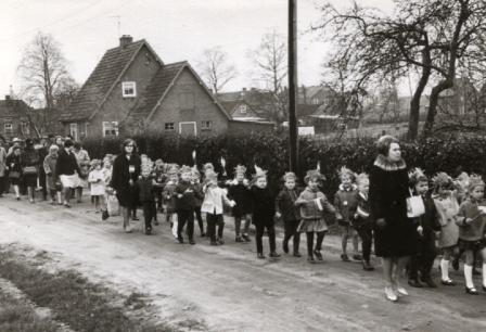 M13 b2 1966 juf Abbink met kleuters naar nieuwe school 