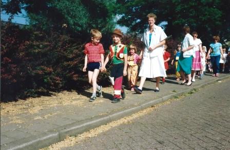 1987 a kinderkermis met juf Yvonne Jansen