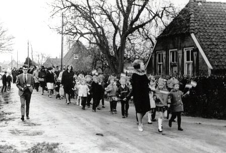 04 1966 208a optocht naar nieuwe kleuterschool Loo foto Berendsen Toonk