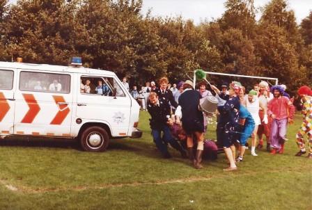 1984 09 septemberfeest Gekostumeerde voetbalwedstrijd tussen leerkrachten van de Zelhemse basisscholen tegen een team van de politie 4