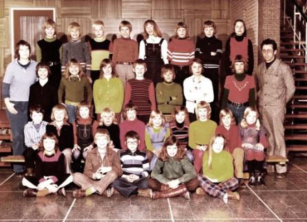 21 1975 1976 klas 5 met 6 Heleen van Hout meester Hendriks Looschool