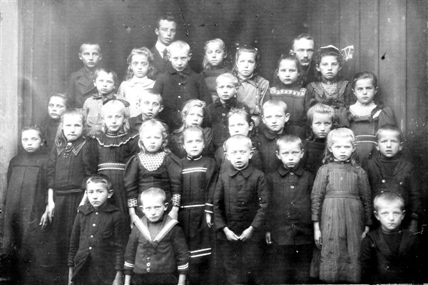 1918 1919 30 groep 5 voor April 1919 foto G. Kl. Wassink Luesink 600 x 399