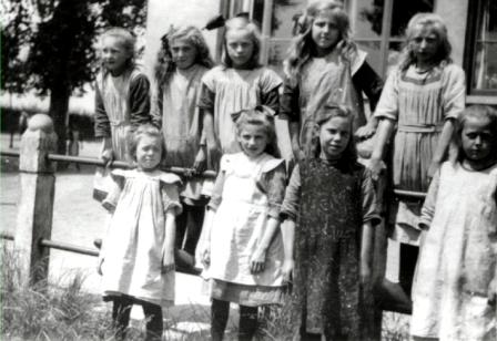 25 1927 68 groep meisjes bij het hek foto coll. Wassink