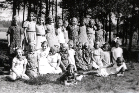 01 1941 1942 116 meisjes klas 4 en 5foto. coll. Wassink