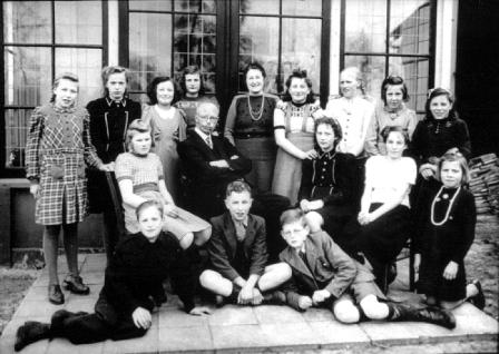 16 1946 130 schoolverlater spel Grootvadersklok foto Kl. Molenkamp