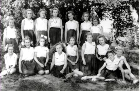 03 1951 148 Kleine Meisjesvereniging Lintenspel Aalten foto Oldenhave