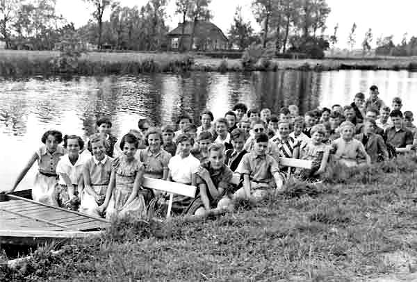 15 1953 1954 156 Schoolreis Giethoorn foto coll.jpgDitzel klassefoto39