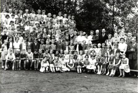 16 1953 1954 161 groepsfoto bij school