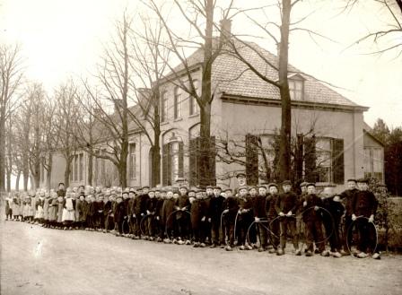 1910 Looschool met leerlingen aan Hummeloseweg foto H. Somsen