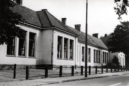 1974 270a oude school voor de afbraak foto Hennink