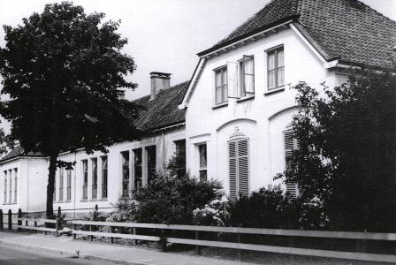 1974 270b oude school voor de afbraak foto Hennink