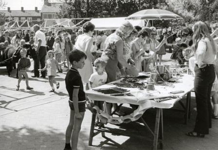 1966 Markt op schoolplein ca