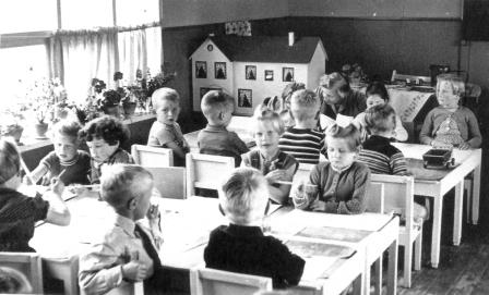 1955 leerlingen in de kleuterschool 