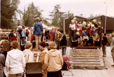 1980 kleuters instappen in de veewagen 