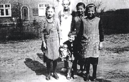 1938 ca. Groep meisjes met Hennie Stomphorst geb 1936 foto Derkje Klein Gotink Janssen 