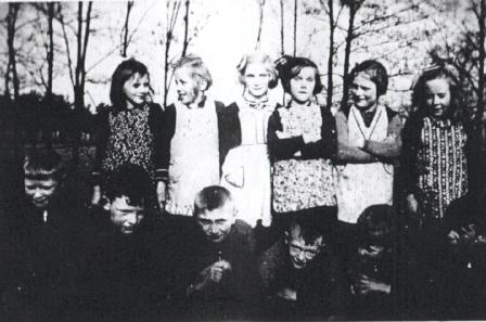 1939 ca.Groep jogens en meisjes Foto Annie Hemink Colenbrander geb 1932 