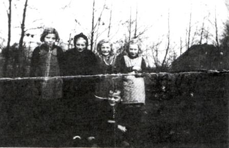 1939 ca.vijf kinderen bij Meene school Foto Riek Janssen Waarlo Pluimersdijk 47 Halle