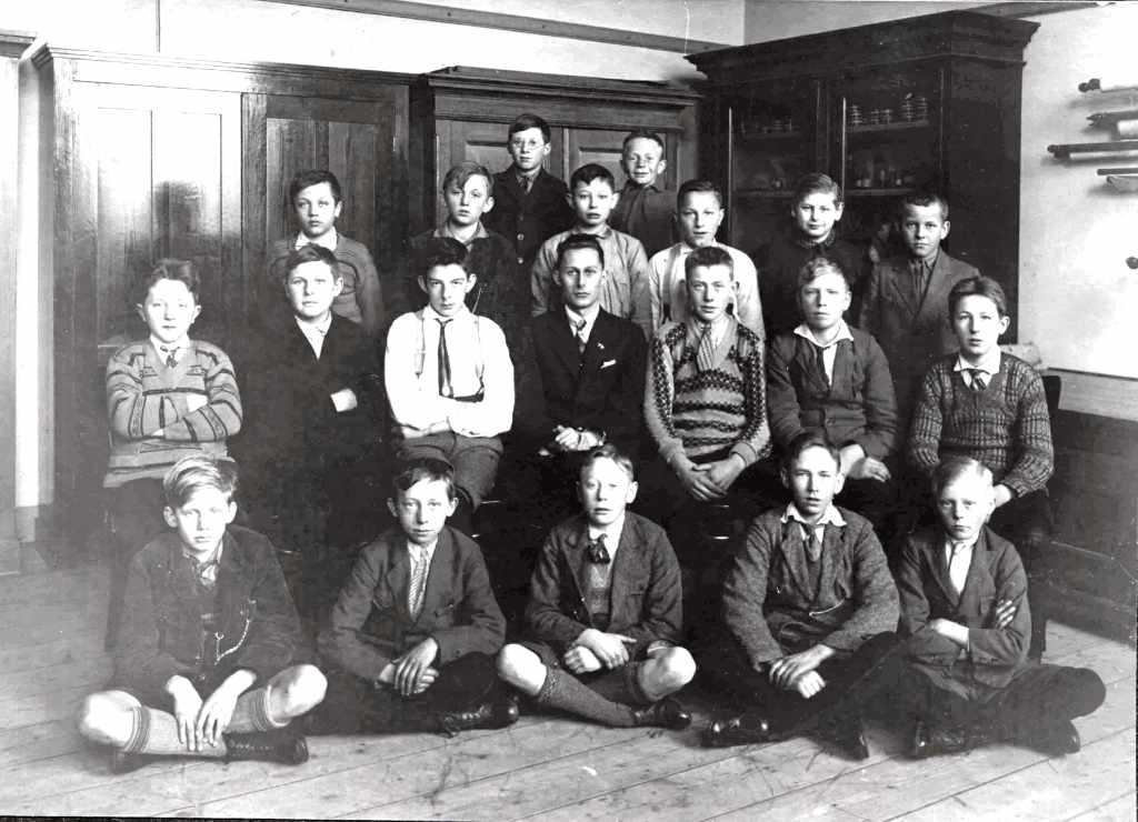 1928 G.Kreuze met leerlingen in school