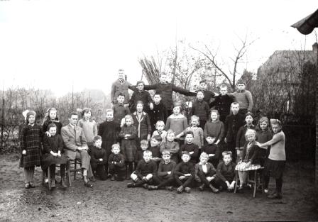 1928 G.Kreuze met leerlingen achter de school
