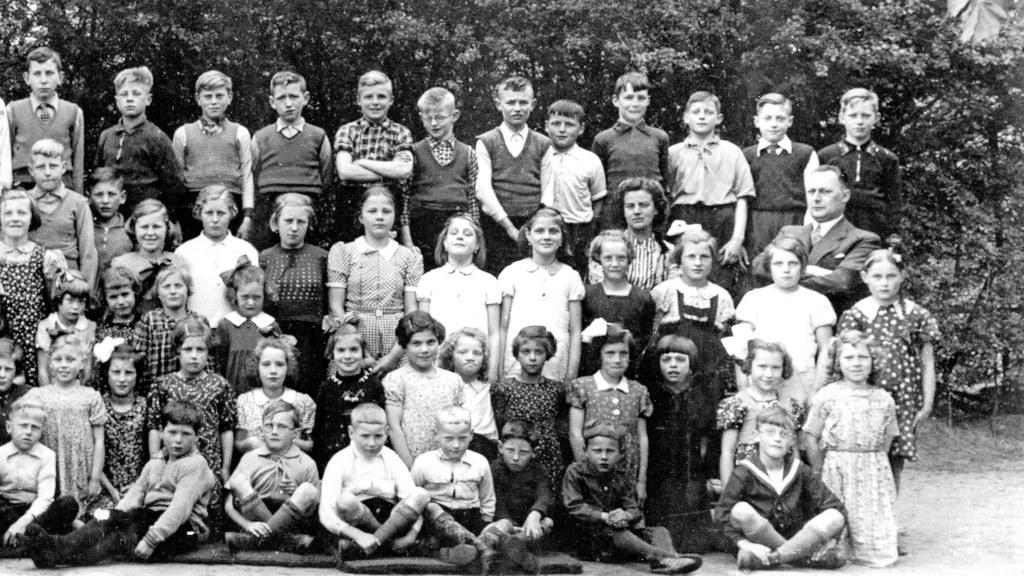 1938 40 ca. rechts Dorpschool DTCweg