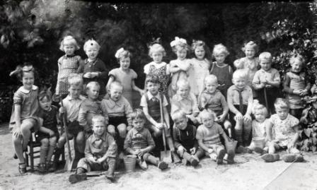 1938 kleuterschool foto Kl. Wentink met A.H