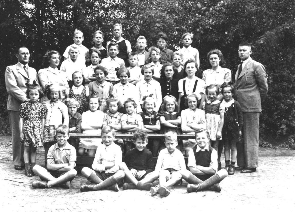 1947 Klassefoto 1947 1948 Drost en Kreuze en Remmelink Reichman foto. H. Remmelink . 
