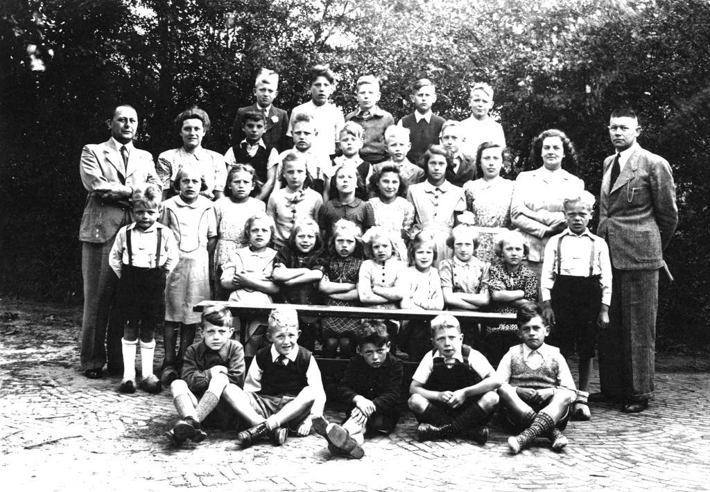1947 06 04 foto 4 OBS Zelhem met Kreuze en Drost jpg