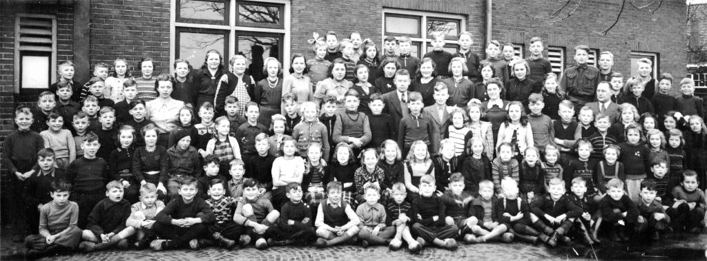 1951 A3 schoolfoto met veel leerlingen 