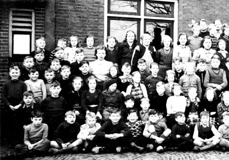 1951 schoolfoto met veel leerlingen Links 