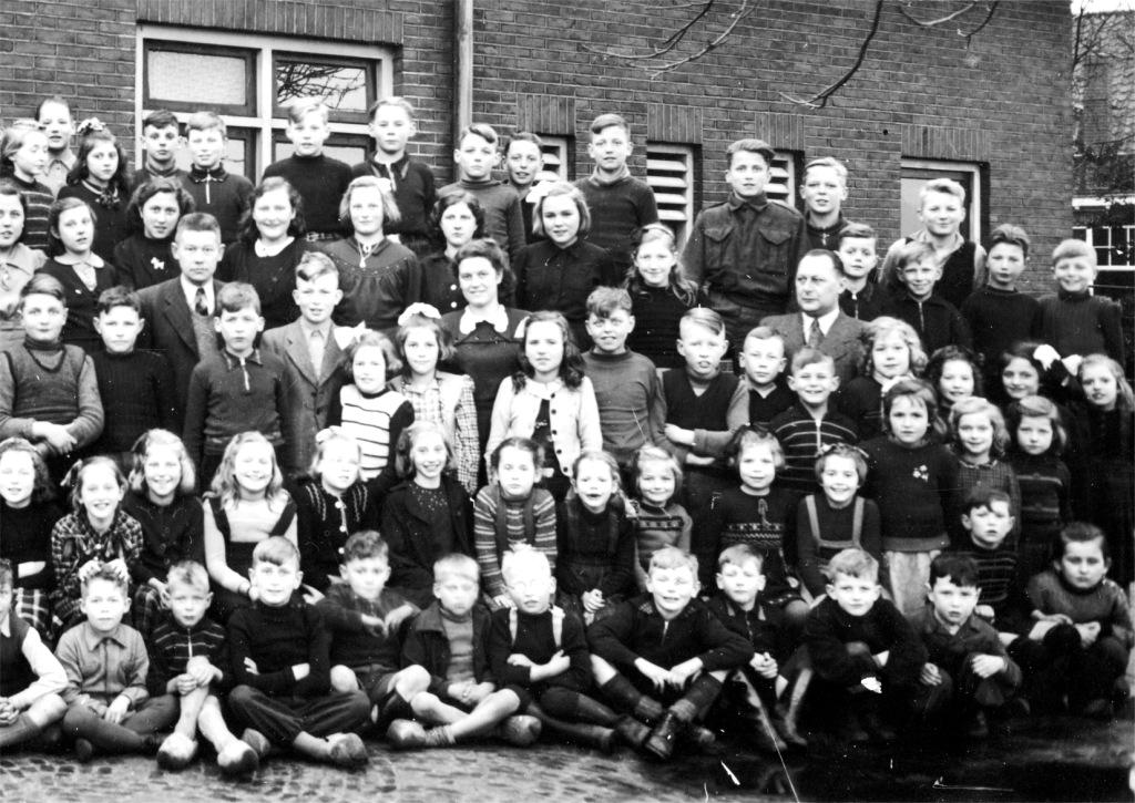 1951 schoolfoto met veel leerlingen Rechts 